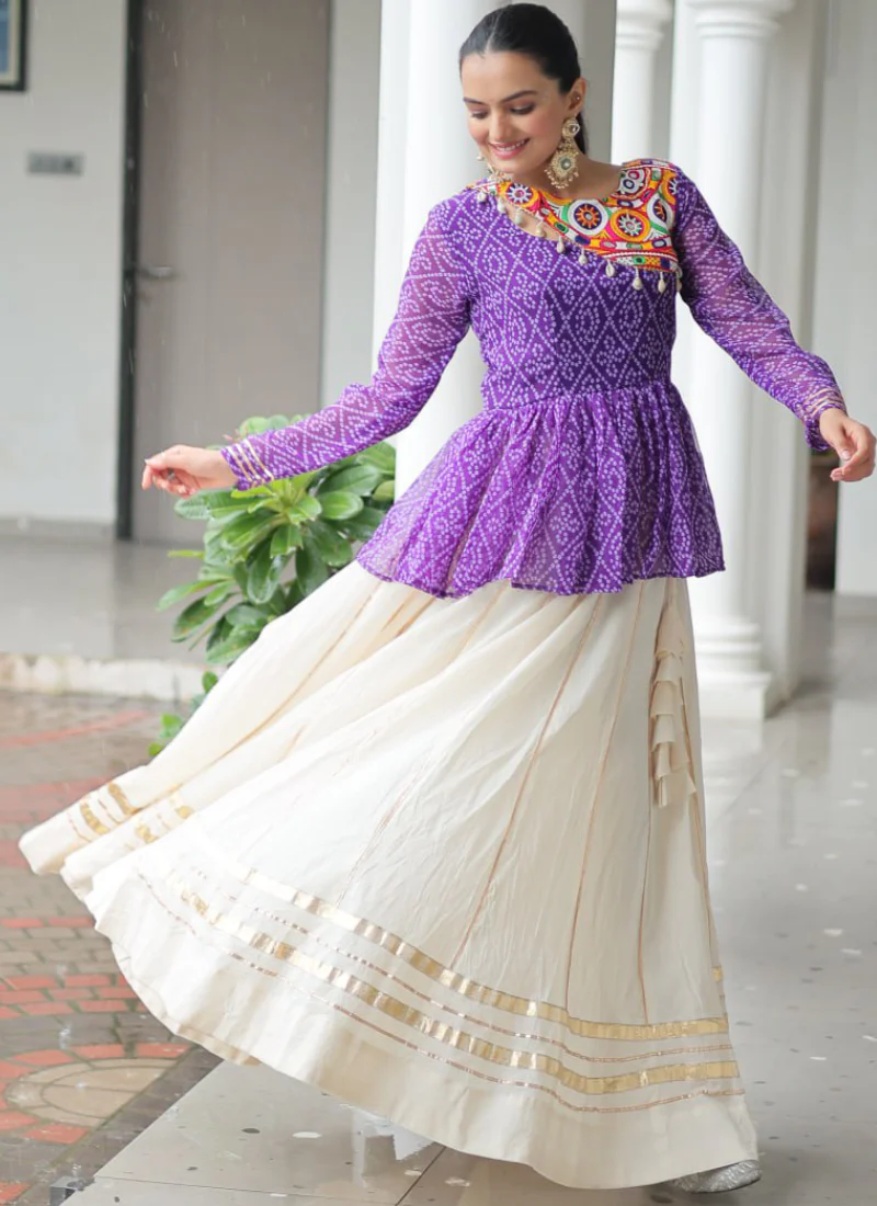 Bandhani Print Gamthi Work Kediya With Off White Lehenga For Navratri - Image 10