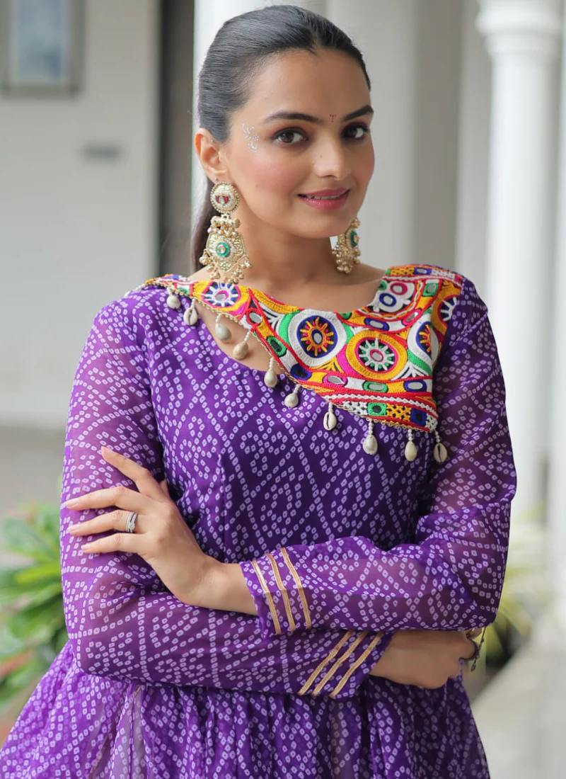 Bandhani Print Gamthi Work Kediya With Off White Lehenga For Navratri - Image 14