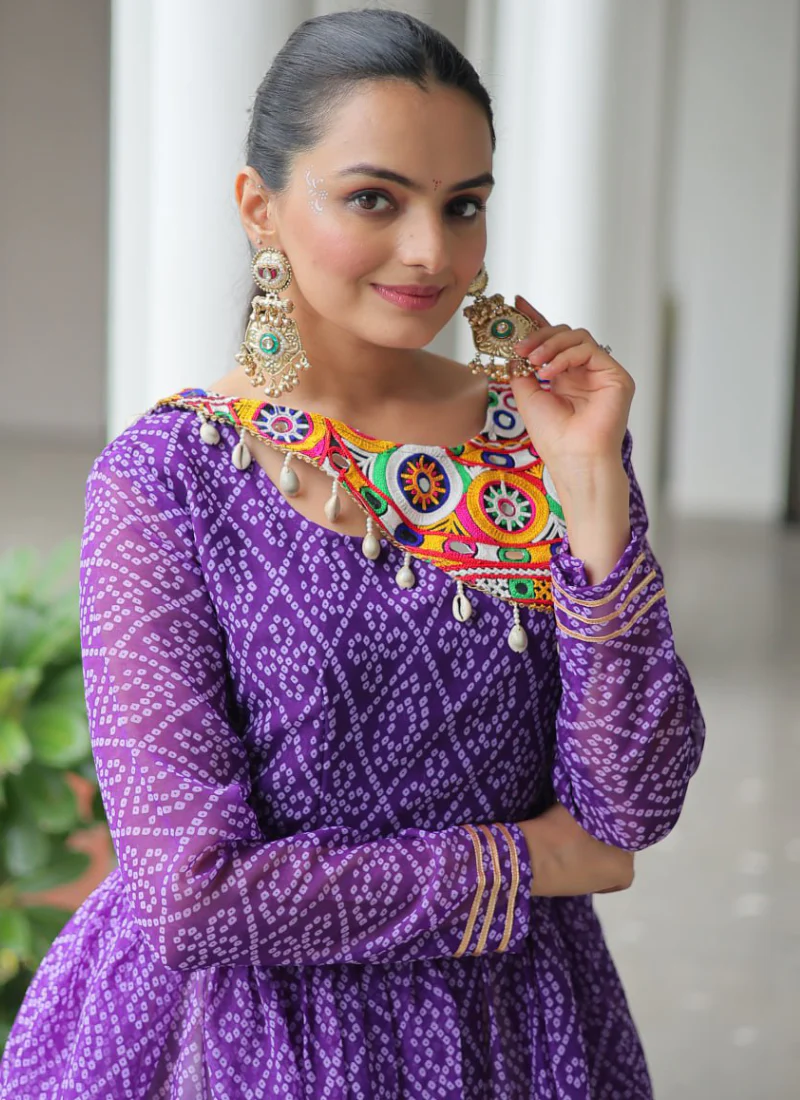 Bandhani Print Gamthi Work Kediya With Off White Lehenga For Navratri - Image 15