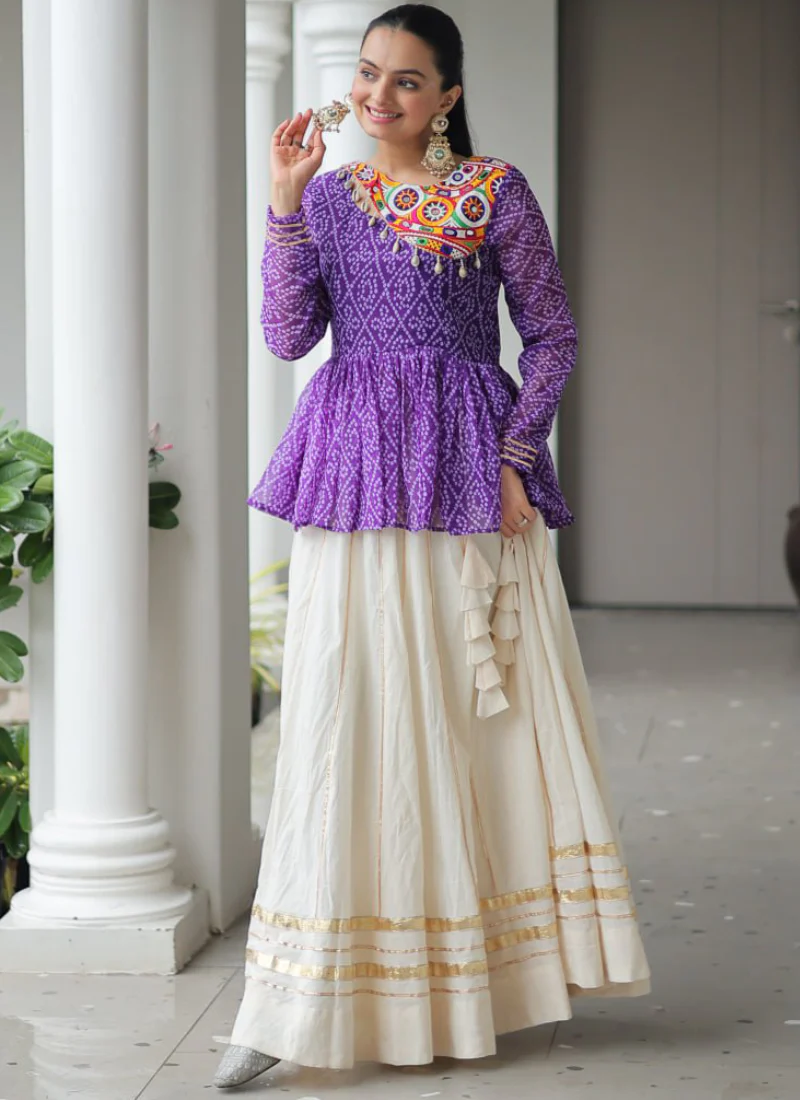 Bandhani Print Gamthi Work Kediya With Off White Lehenga For Navratri - Image 3